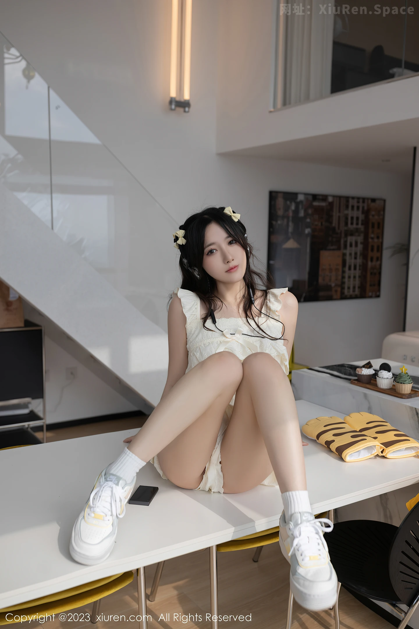 图片[6]-[XiuRen秀人网]2023.04.21 NO.6615 鱼子酱Fish 黄色背带围裙与白色睡衣加短裙居家清纯写真集-秀人网官方网站